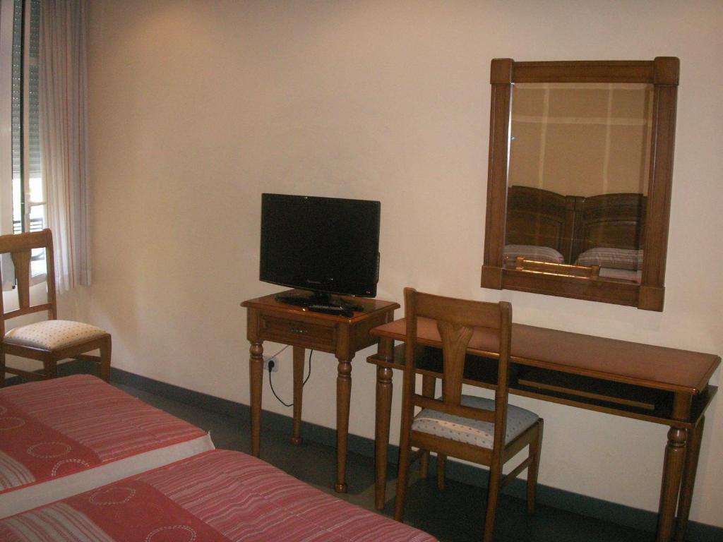 A television and/or entertainment centre at Hostal La Nava