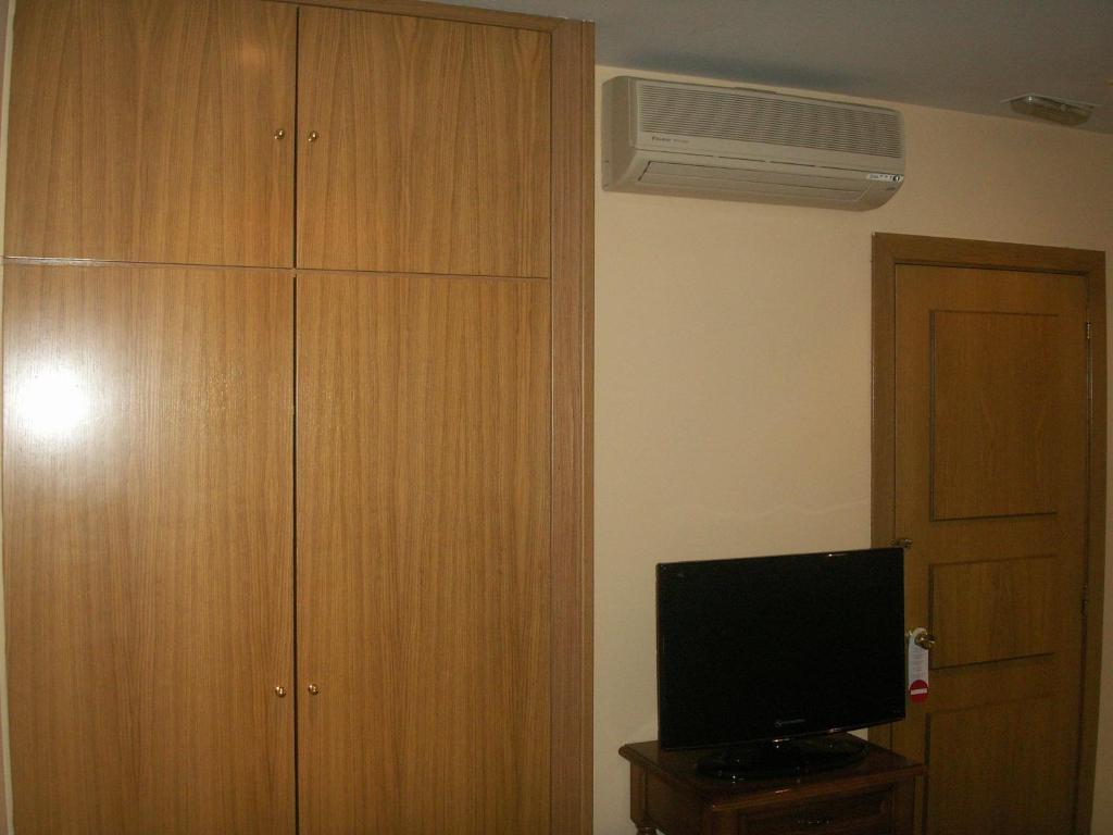 A television and/or entertainment centre at Hostal La Nava