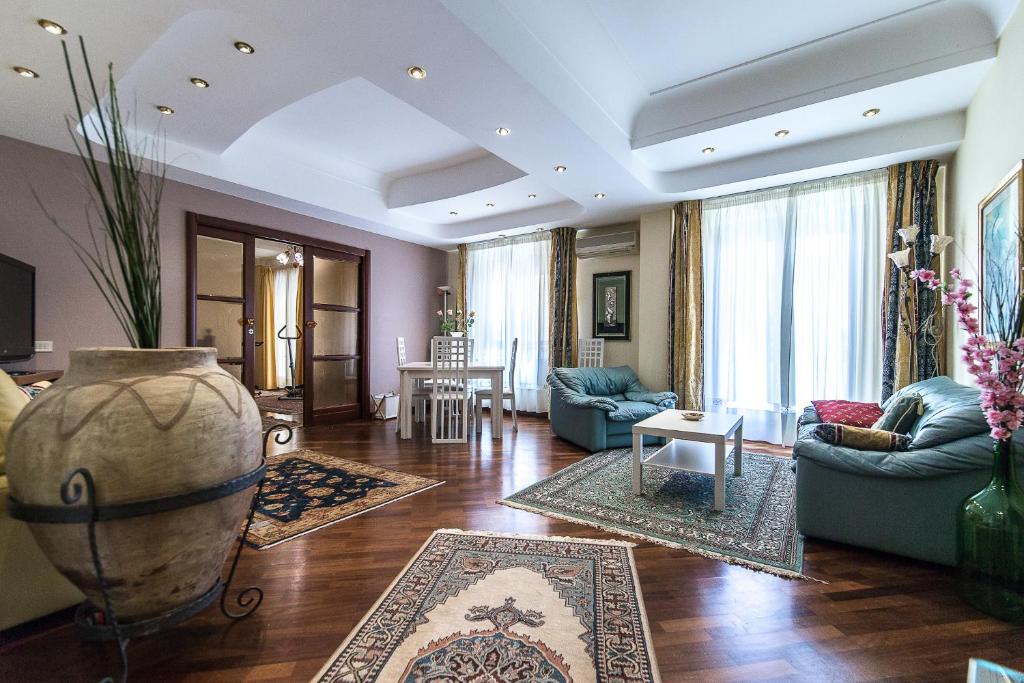 uma sala de estar com sofás azuis e uma mesa em Il Sorriso di Liu' em Agrigento