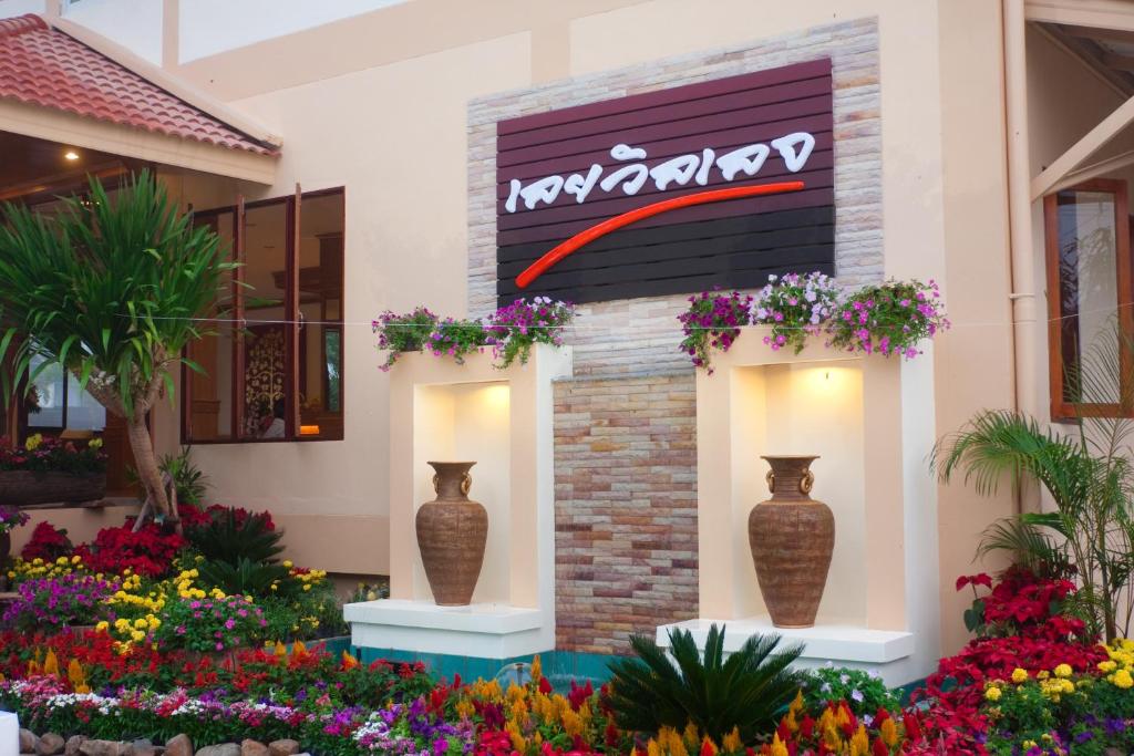 un magasin avec trois vases dans une exposition de fleurs dans l'établissement Loei Village Hotel, à Loei