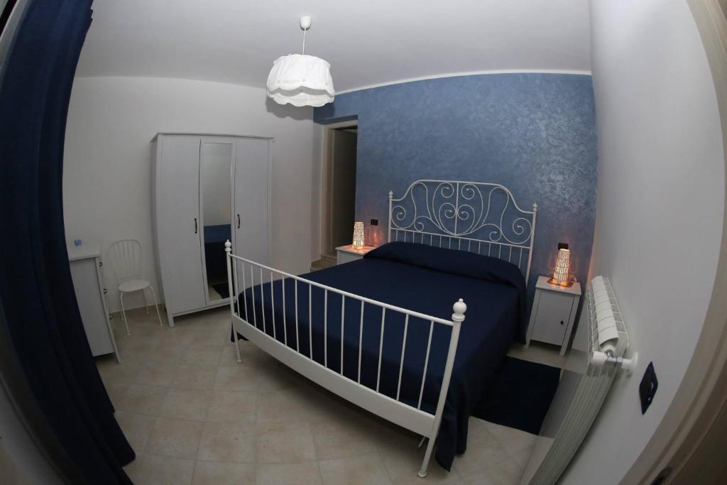 クザーノ・ムトリにあるCusanarella Miaの青い壁のベッドルーム1室
