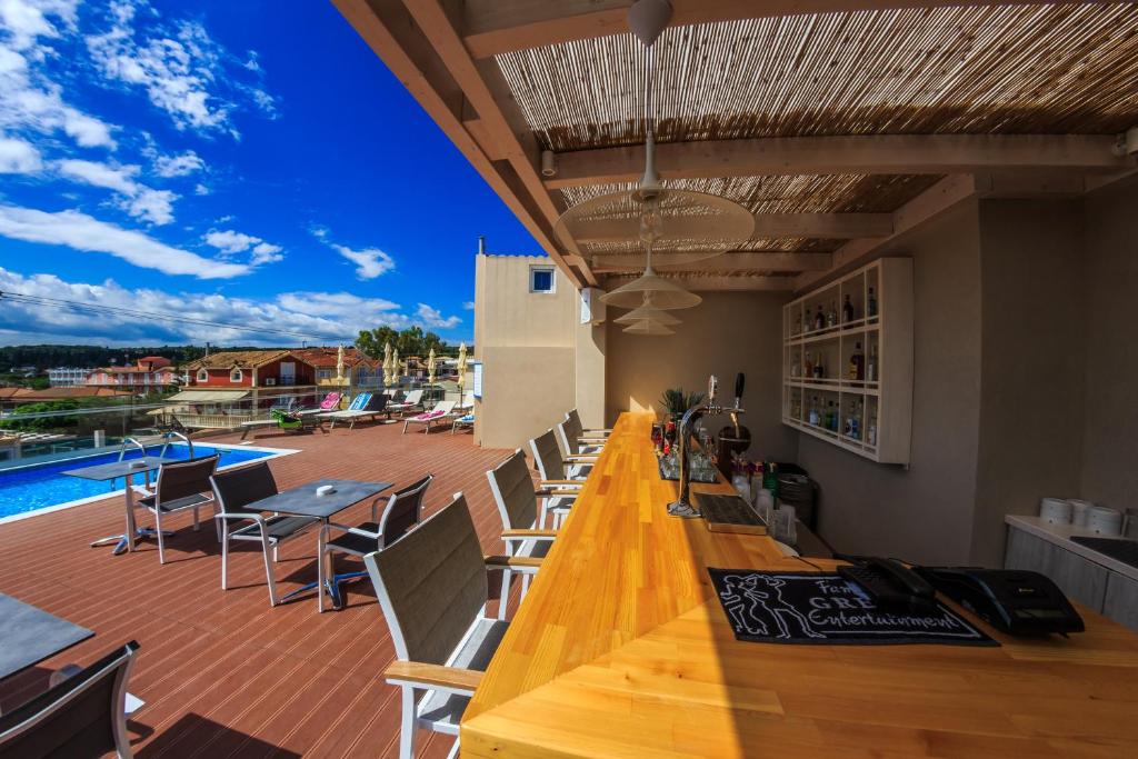 Bazén v ubytování Porto Planos Beach Hotel nebo v jeho okolí