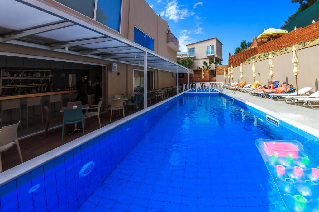 Bazén v ubytování Porto Planos Beach Hotel nebo v jeho okolí