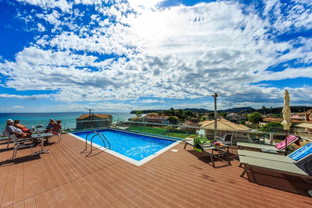 Bazén v ubytování Porto Planos Beach Hotel nebo v jeho okolí