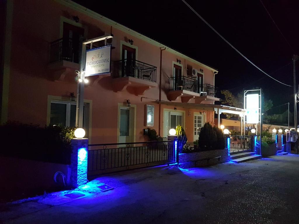 un bâtiment avec des lumières devant lui la nuit dans l'établissement Alexia Ferentinou, à Fiskardho