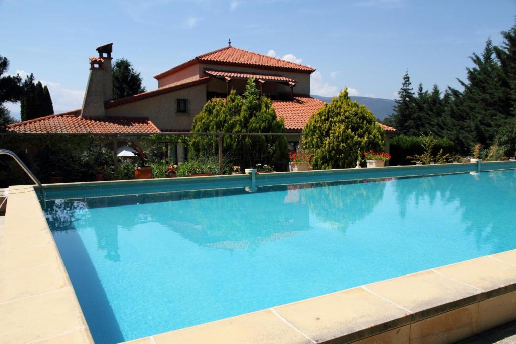 The swimming pool at or close to Canigou Lodge