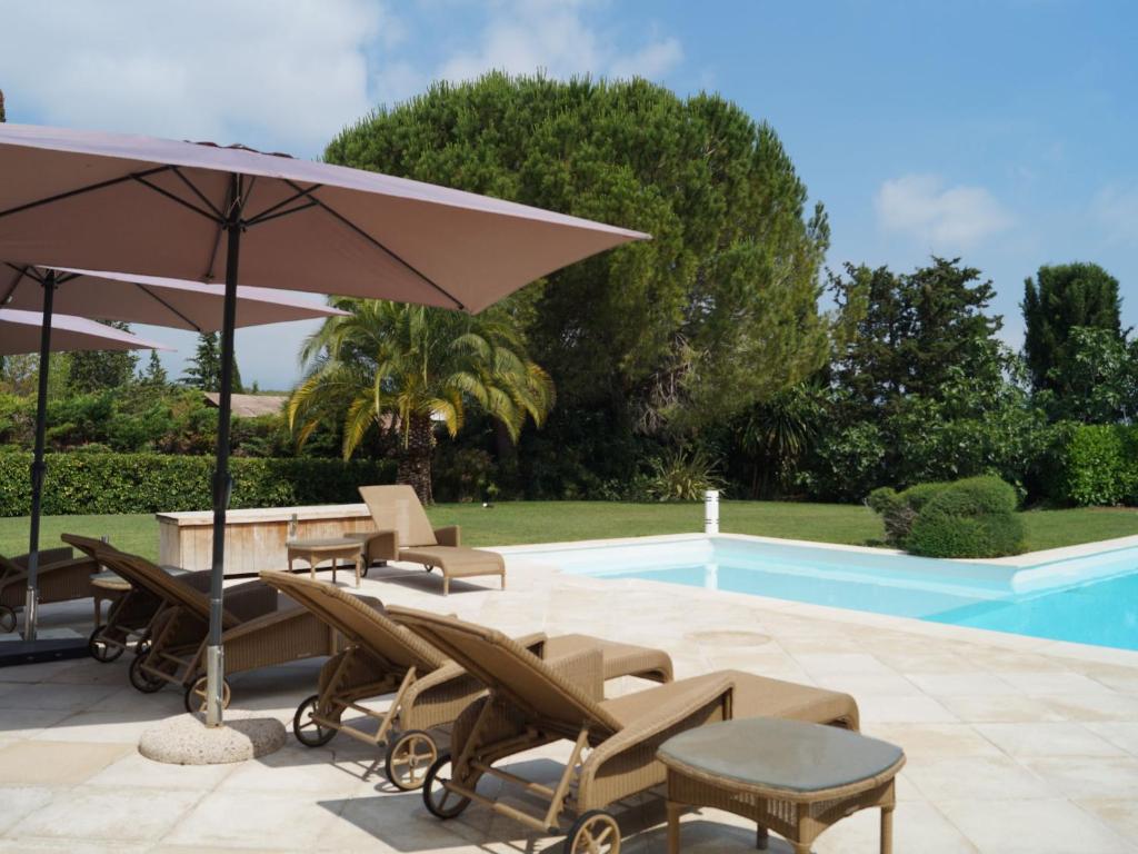 Stylish villa in Mougins with private poolの敷地内または近くにあるプール