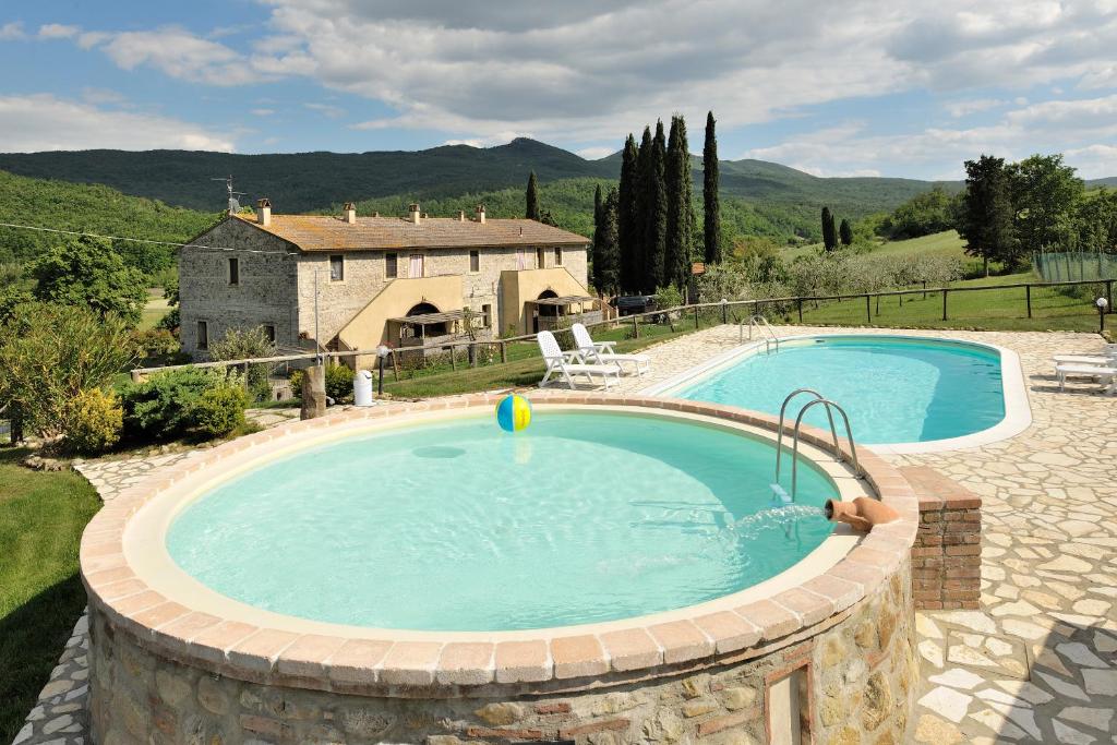 Bazén v ubytování Agriturismo Due Ponti nebo v jeho okolí