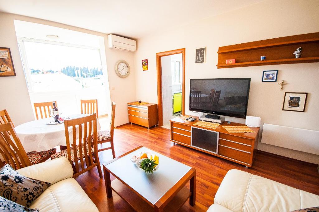 een woonkamer met een bank en een tv bij La Mia Apartment in Dubrovnik