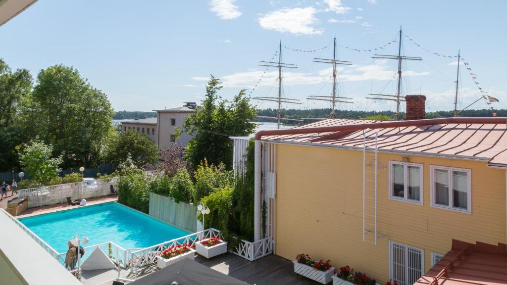 uma casa com piscina ao lado de um edifício em Hotel Cikada em Mariehamn