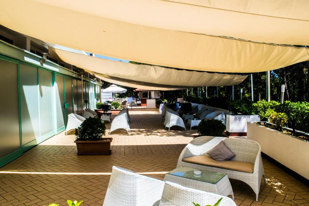 A seating area at Hotel Pula