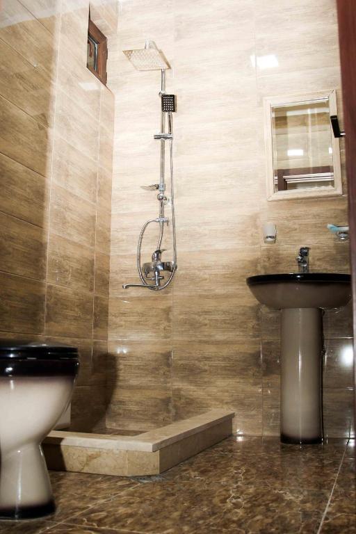 Koupelna v ubytování Hotel New Telavi