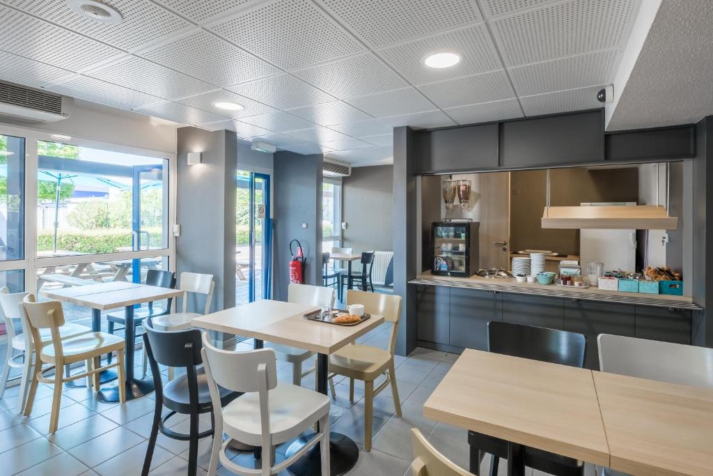 Kuchyň nebo kuchyňský kout v ubytování B&B HOTEL Valence Nord