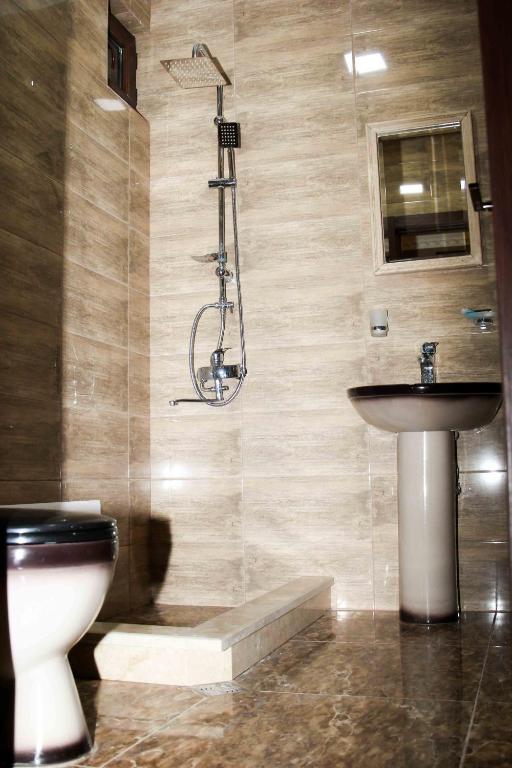 Koupelna v ubytování Hotel New Telavi
