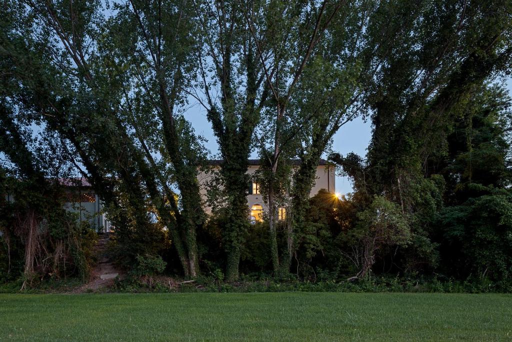 Ogród w obiekcie Cascina La Goliarda