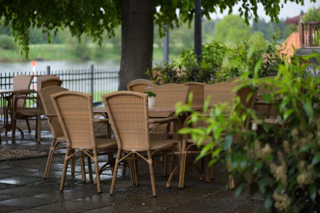 Výhled na řeku, která protéká v blízkosti hotelu