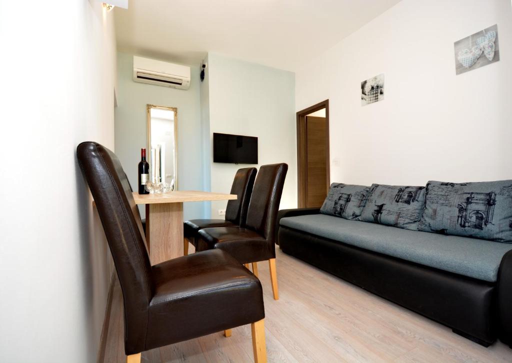 salon z kanapą i stołem w obiekcie Apartments Clara w Nin