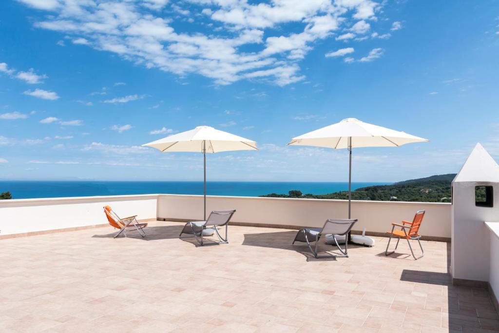 ローディ・ガルガーニコにあるIl Melangoloの海の景色を望むパティオ(椅子、パラソル付)