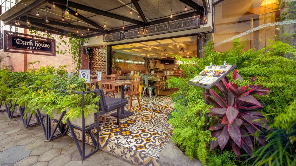 Um restaurante ou outro lugar para comer em Hotel El Peñon by Bithotels
