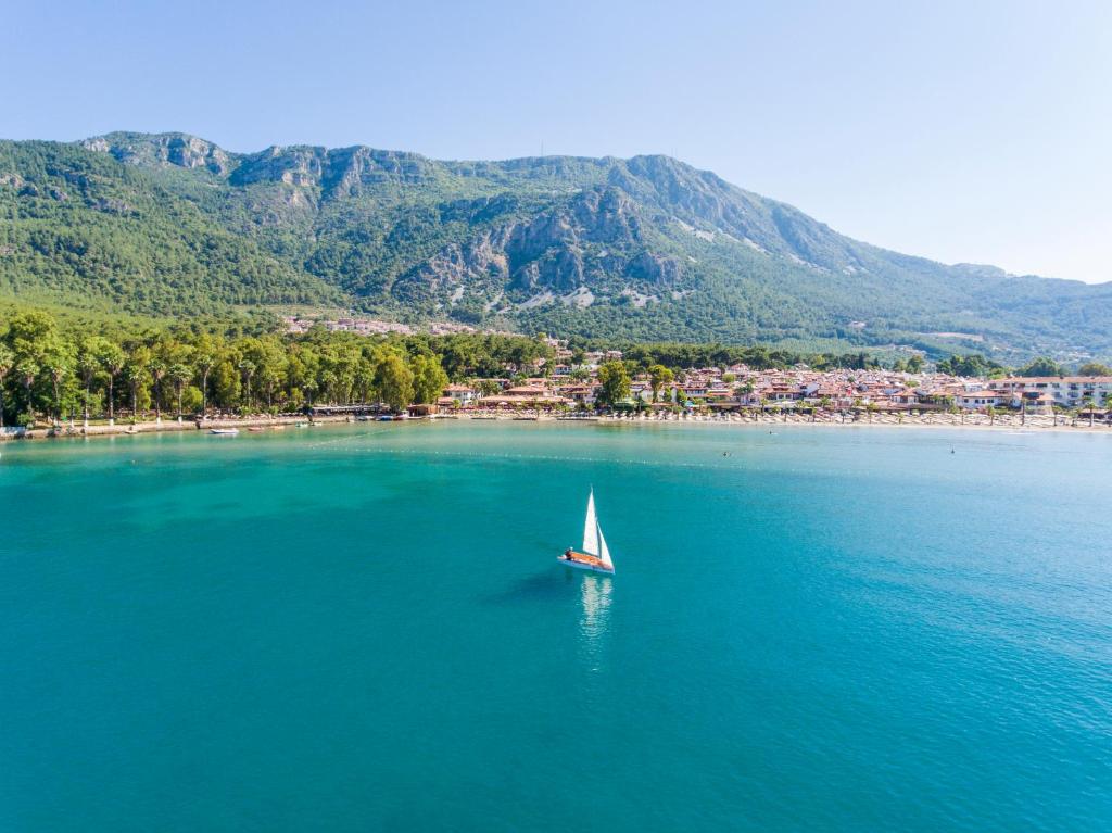 un velero en medio de un gran cuerpo de agua en Yucelen Hotel, en Akyaka