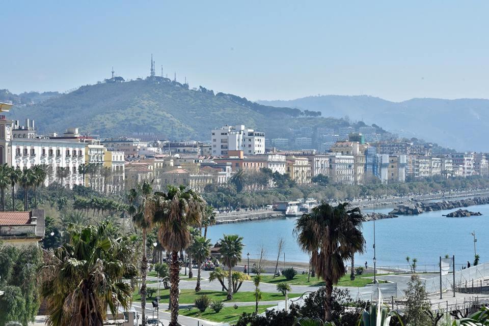 サレルノにあるFronte Del Portoの川と建物のある街の景色