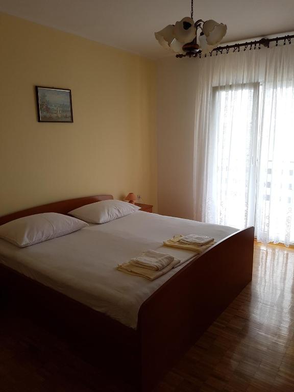Postel nebo postele na pokoji v ubytování Apartment in Lukovo Sugarje 27036