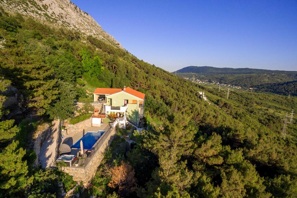 una vista aérea de una casa en una colina en Apartman Stela Gornje Sitno en Split