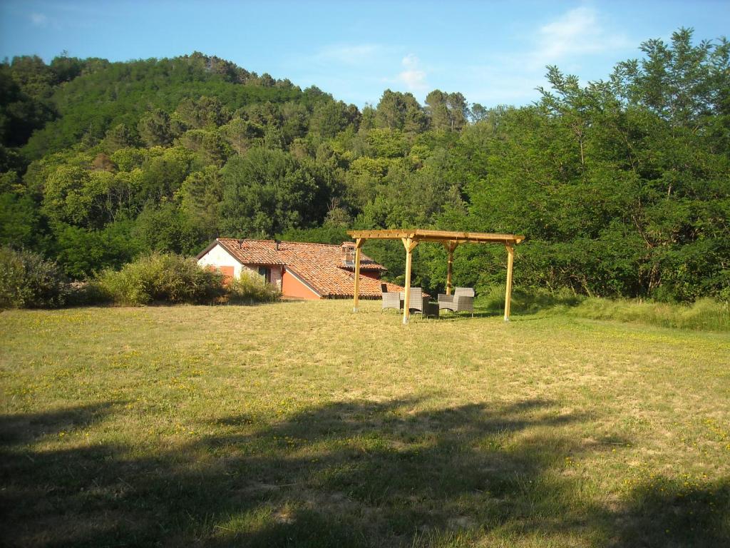 einen Pavillon auf einem Feld vor einem Haus in der Unterkunft B&B Casale Dorando in Barga