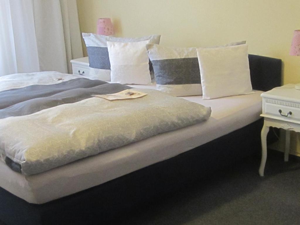 Postel nebo postele na pokoji v ubytování Hotel-Pension Adler Untertürkheim