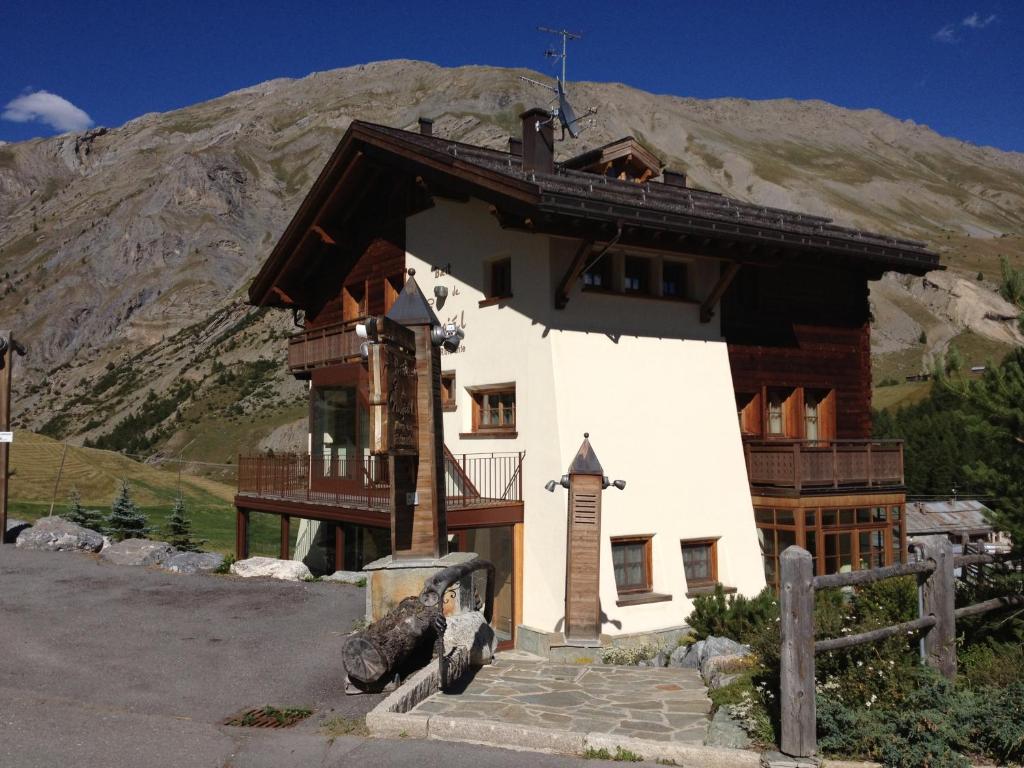 Nespecifikovaný výhled na hory nebo výhled na hory při pohledu z hotelu