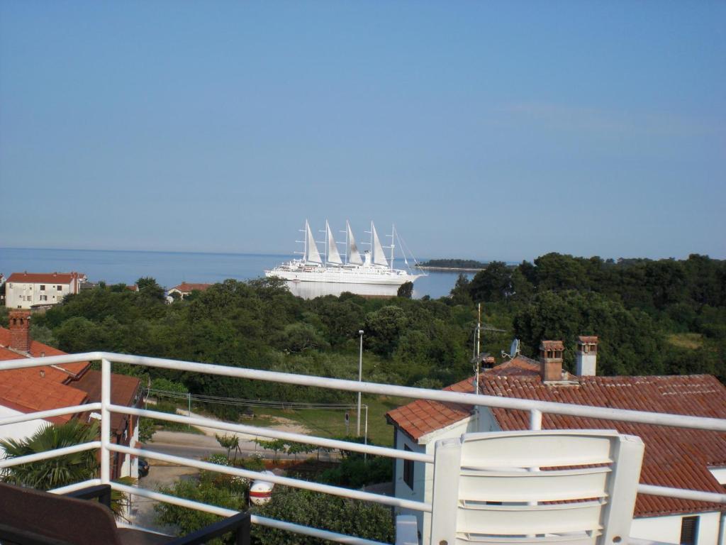 um grande barco branco na água numa varanda em Apartments Panorama em Rovinj