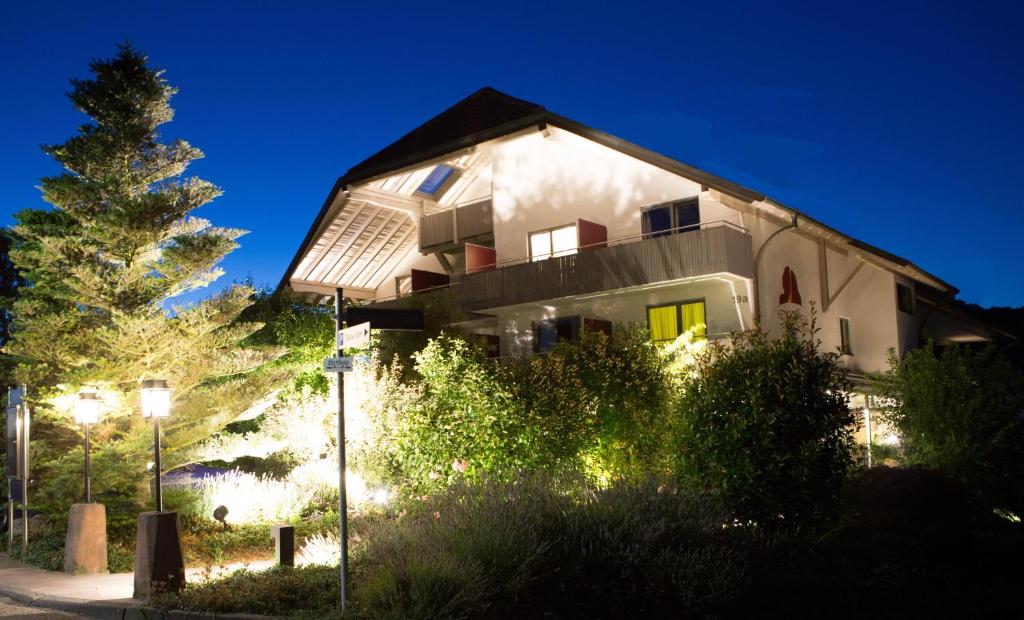 una casa con un árbol delante de ella en Hotel Heiligenstein en Baden-Baden