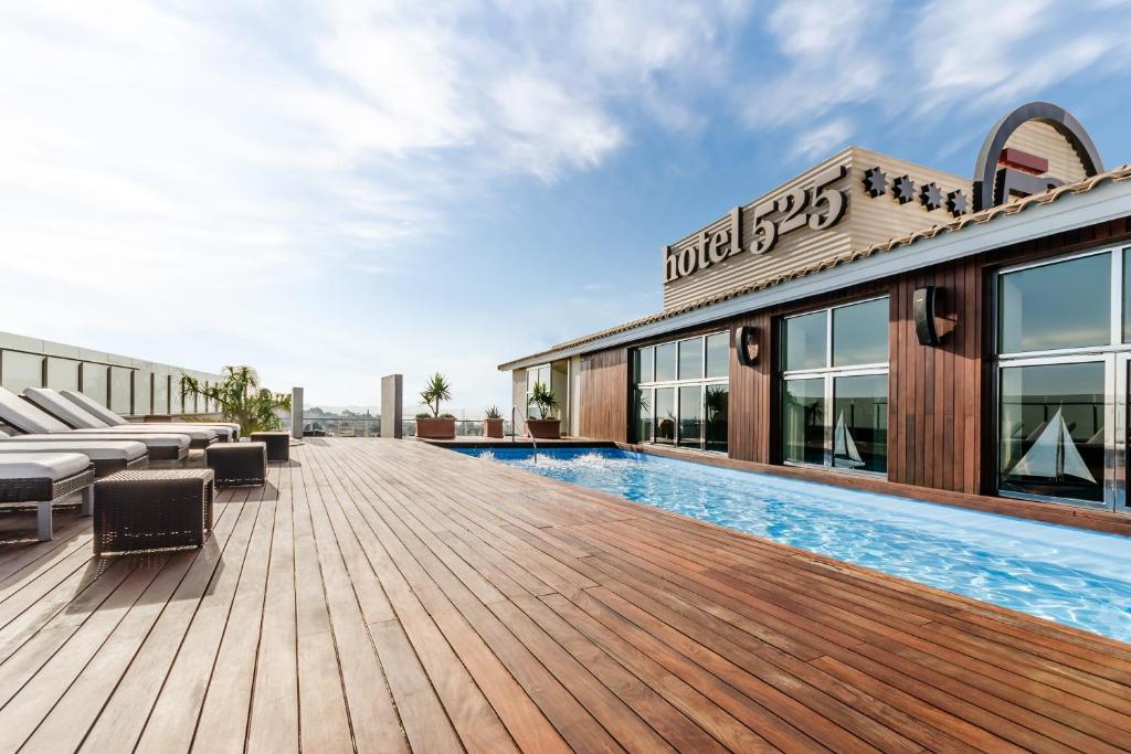 a pool on the roof of a hotel at Hotel 525 in Los Alcázares