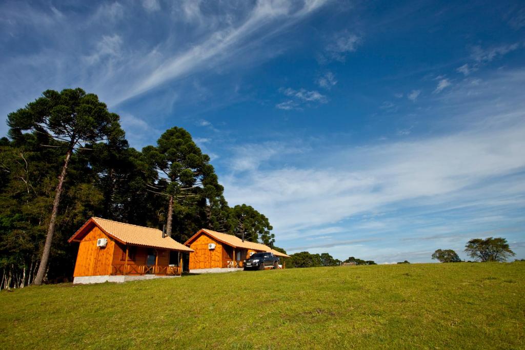 una casa en una colina en un campo en Chalés Rincão Comprido, en Canela