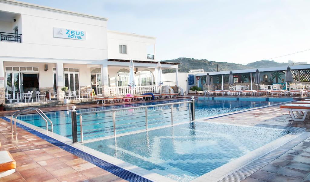 Bazén v ubytování Zeus Hotel nebo v jeho okolí