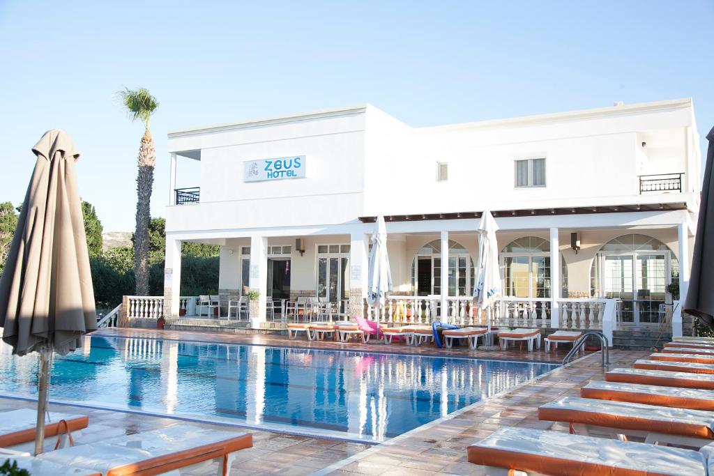 Bazén v ubytování Zeus Hotel nebo v jeho okolí