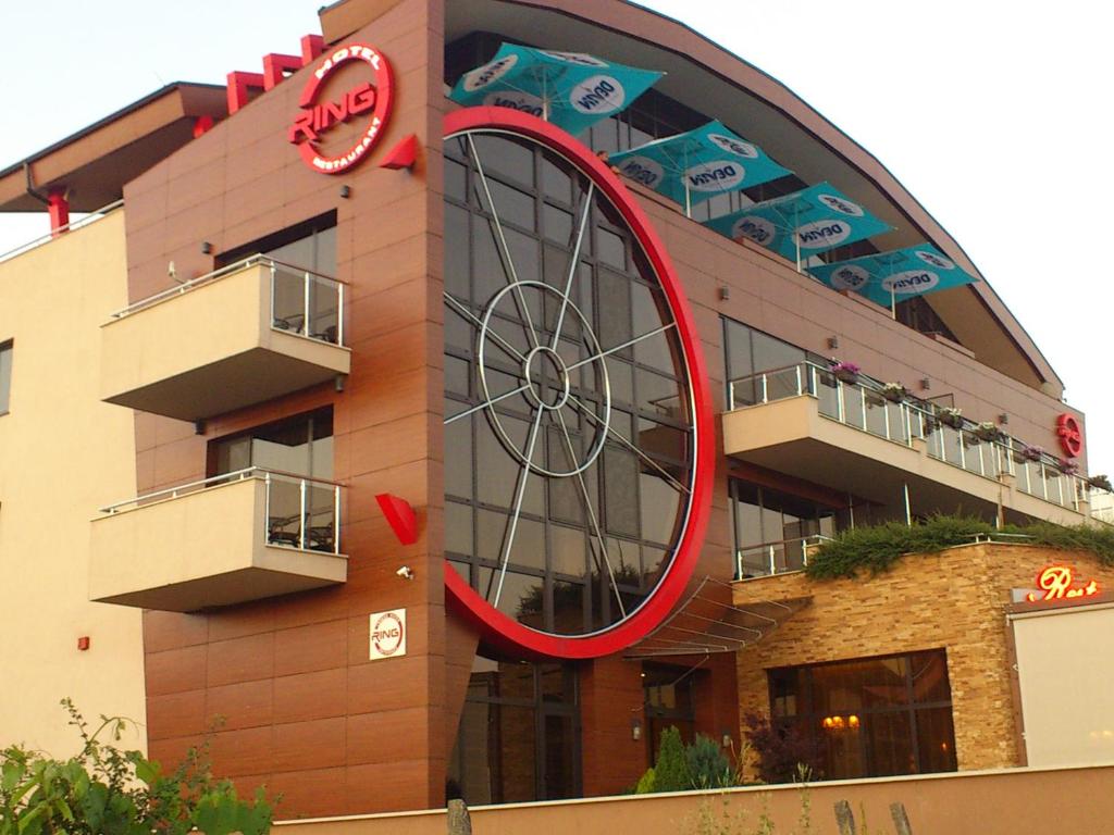 un bâtiment avec une grande roue sur son côté dans l'établissement Family Hotel - Restaurant Ring, à Montana