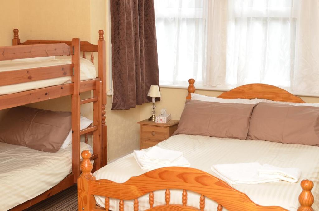 Postel nebo postele na pokoji v ubytování Chandos Premier Folkestone (Channel Tunnel) Hotel