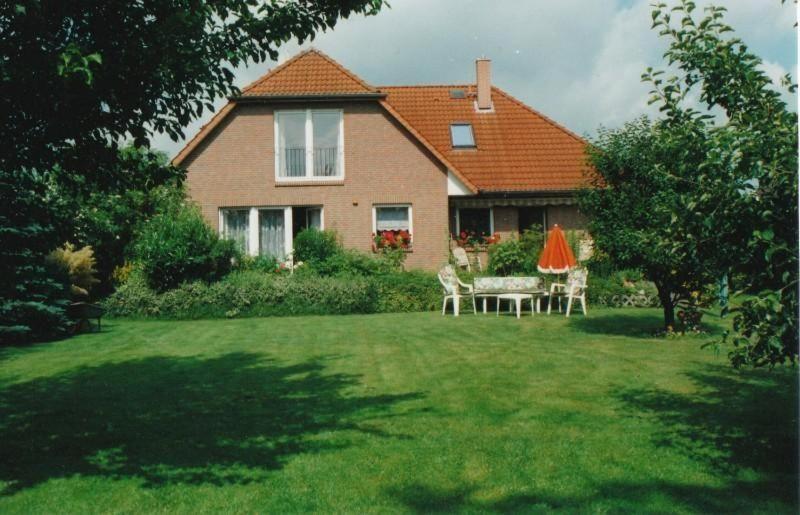 a house with a table and chairs in a yard at Ferienwohnung-Zur-Loewengrube in Brietlingen
