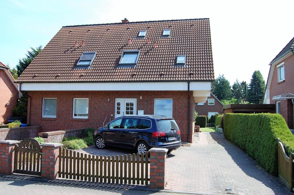 a car parked in front of a brick house at Ferienwohnung-in-Pinnow-bei-Schwerin in Pinnow