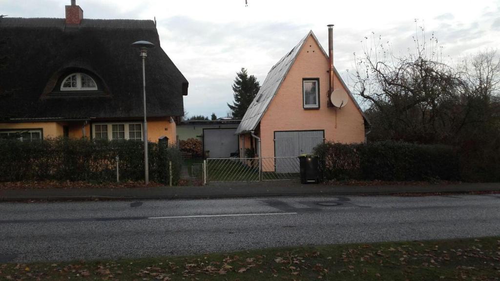 ein Haus an der Seite einer Straße in der Unterkunft Ferienwohnung in Hohen Viecheln in Hohen Viecheln