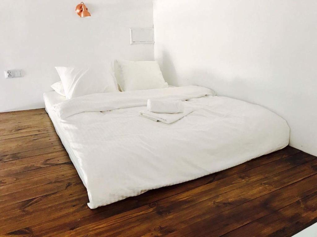 Posteľ alebo postele v izbe v ubytovaní Przestrzenny apartament w centrum Krakowa.