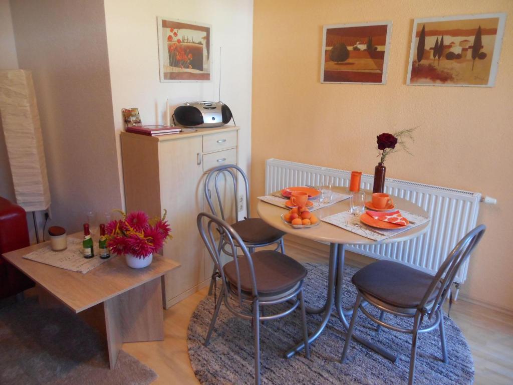 a table and chairs in a room with a kitchen at Rothers-Ferienwohnung in Annaberg-Buchholz