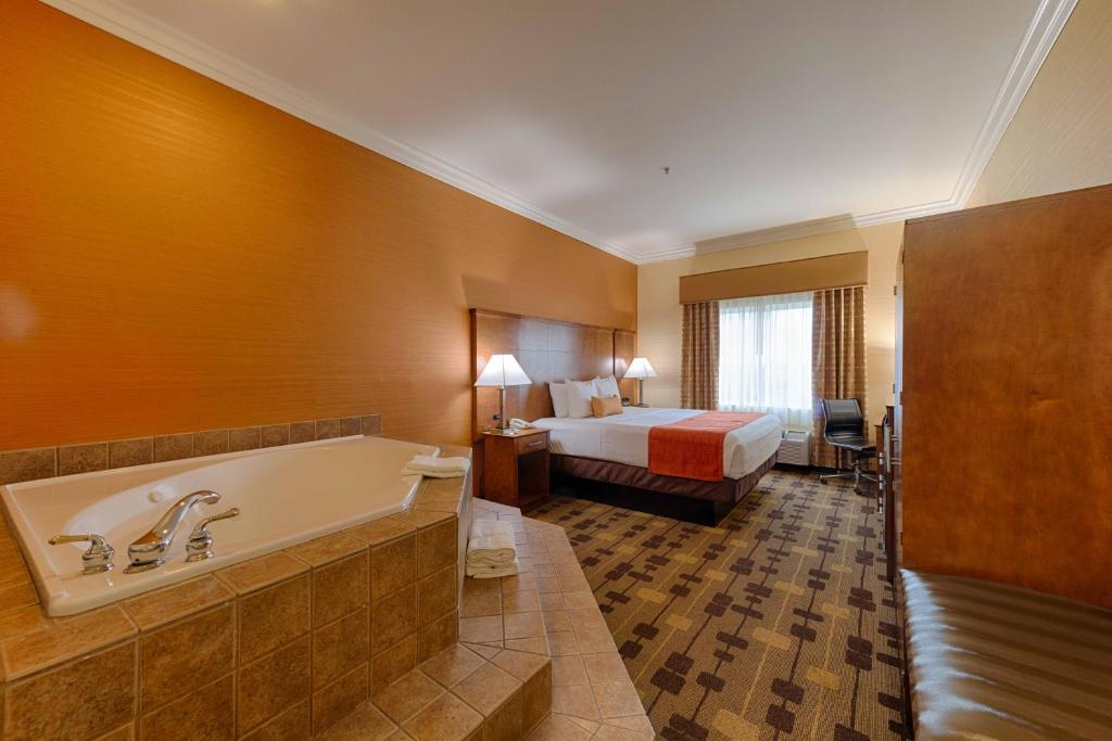 Best Western Plus Delta Inn & Suites - King Room Met Spa -bad - Niet -roken
