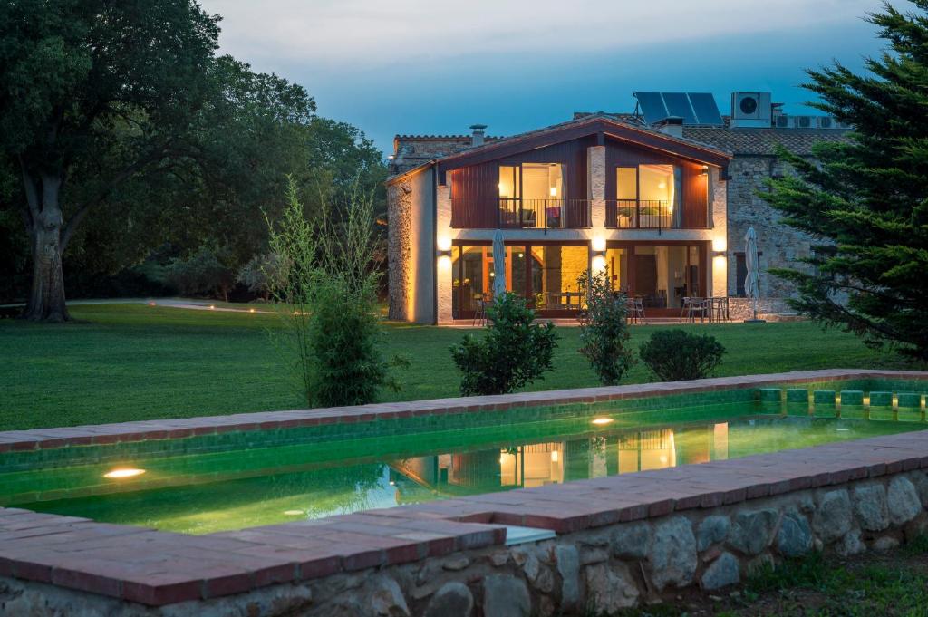 uma casa com uma piscina em frente em Mas Pere Pau em Besalú