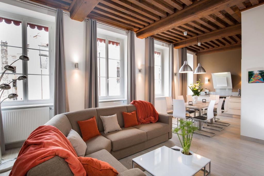 una sala de estar con un sofá y una mesa en Lyon Cosy Stay, en Lyon