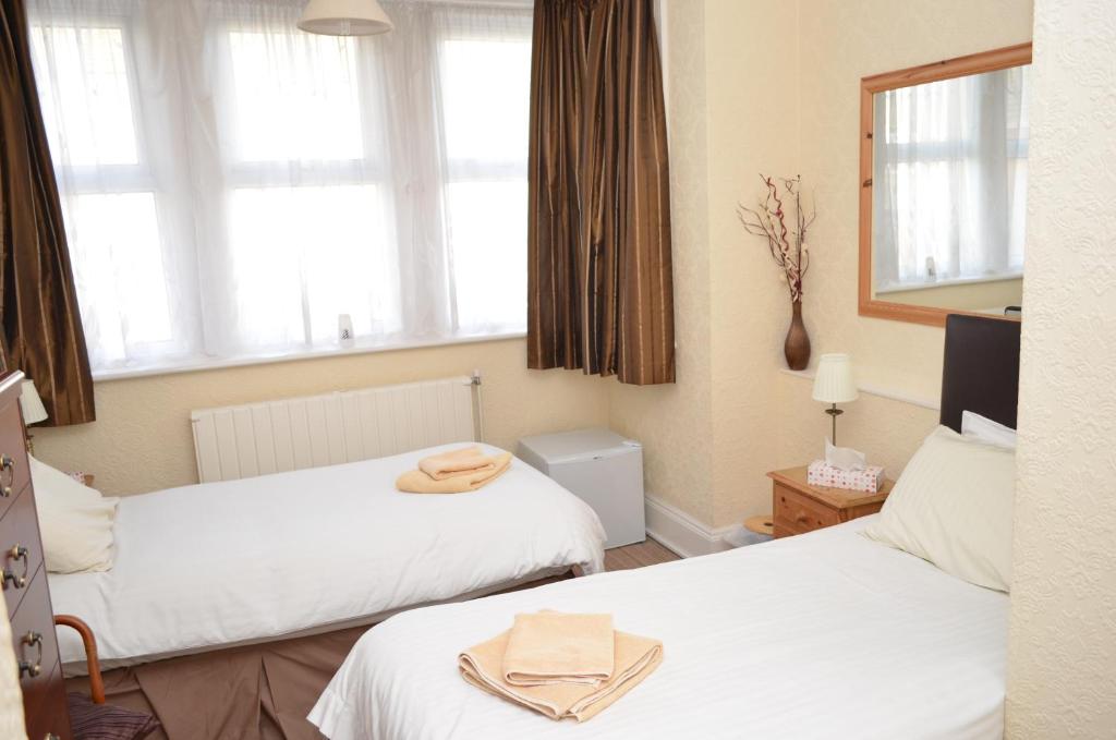 Postel nebo postele na pokoji v ubytování Chandos Premier Folkestone (Channel Tunnel) Hotel