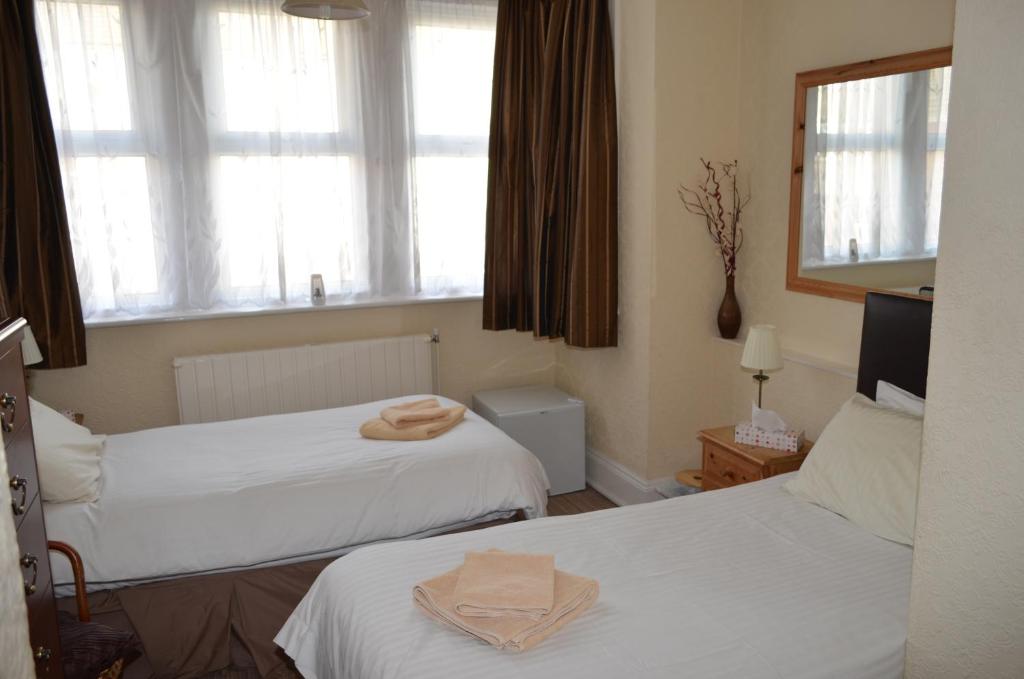 Postel nebo postele na pokoji v ubytování Chandos Premier Folkestone (Channel Tunnel) Hotel