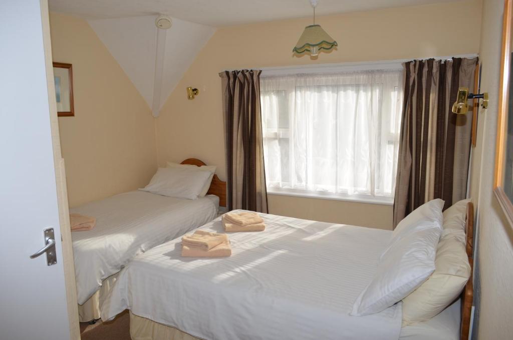 Postel nebo postele na pokoji v ubytování Chandos Premier Folkestone (Channel Tunnel) Hotel