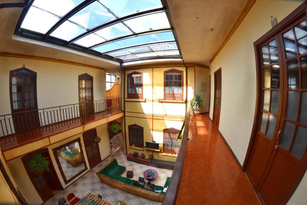 una vista sul soffitto di un edificio con soffitto in vetro di Casa del Sol a Bogotá